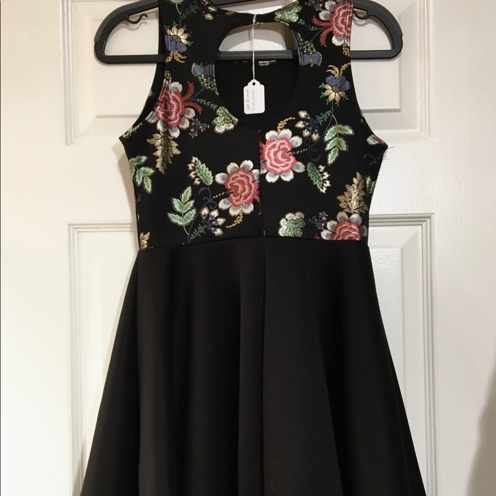 Metallic Floral Print Cocktail Dress & Faux Pearls - Picture 5 of 6